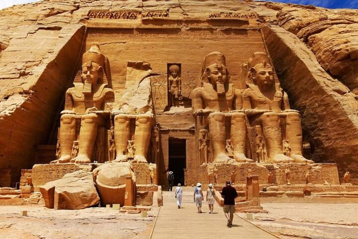 مجموعة من الأشخاص يسيرون أمام مبنى قديم