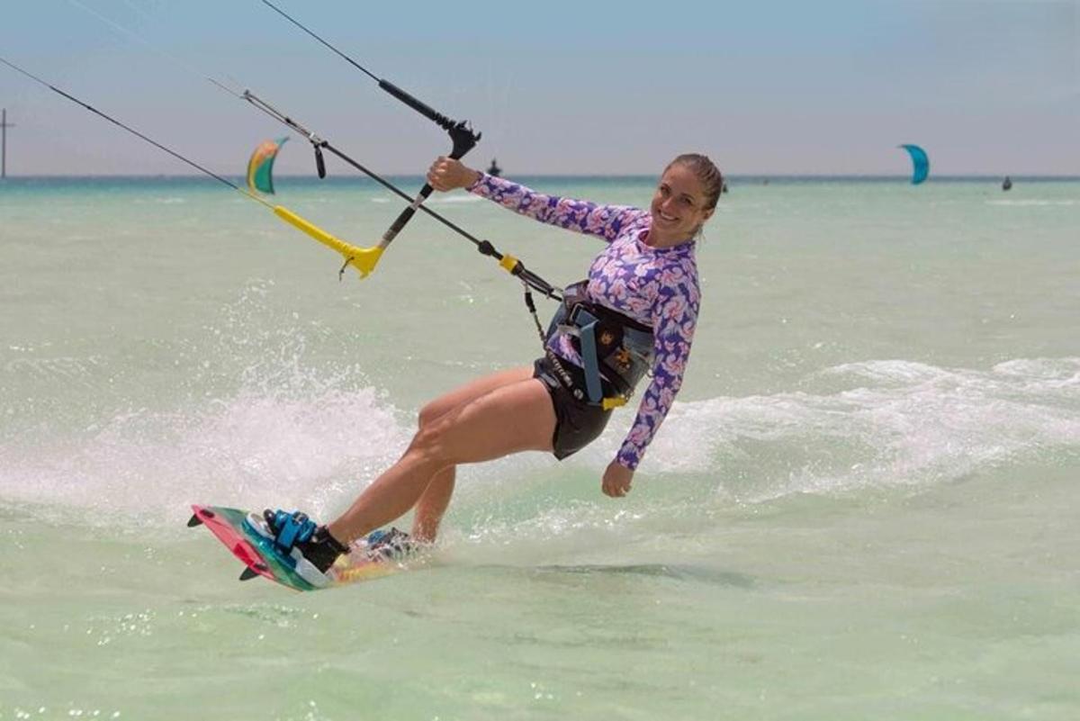 žena na surfu ve vodě