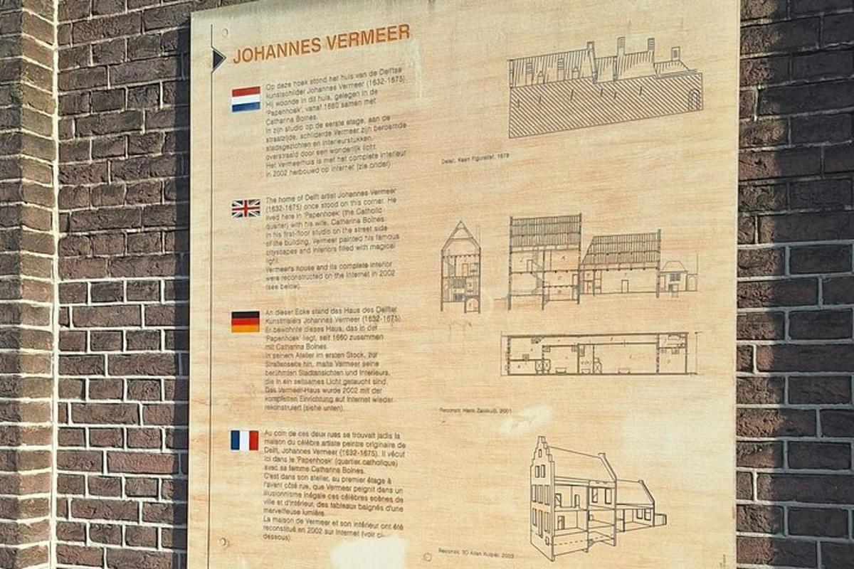 Un cartel en una pared al lado de una pared de ladrillos