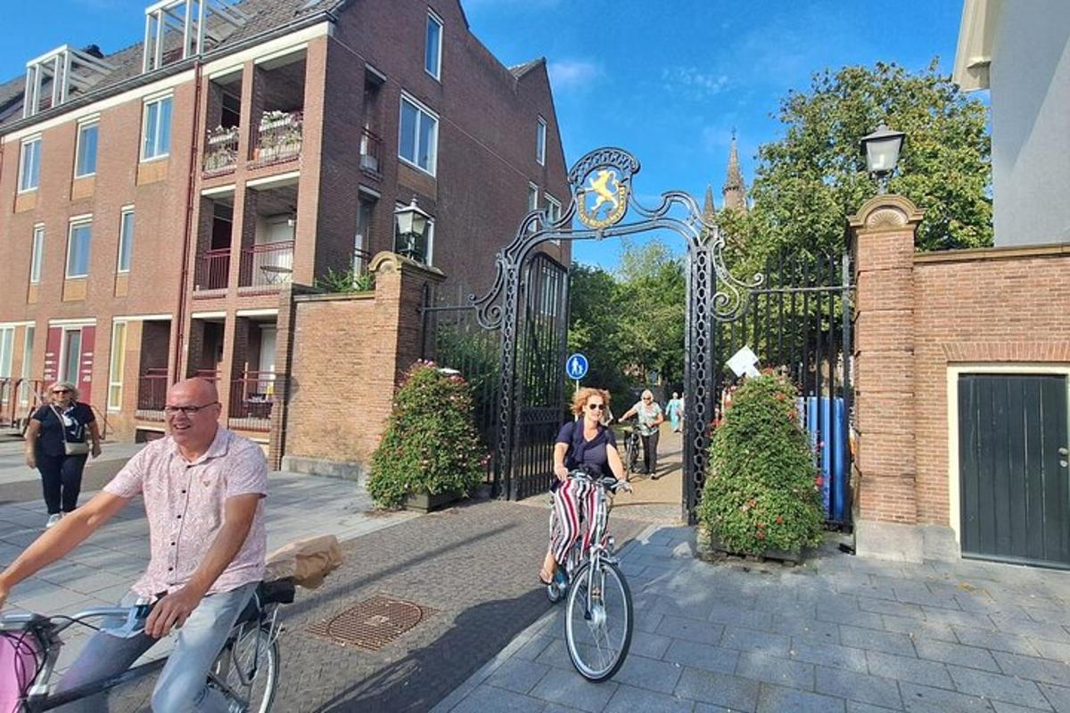 Un hombre y una mujer andan en bicicleta por una calle