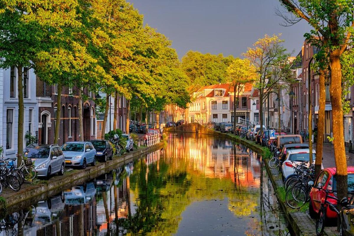 Un río con coches aparcados a sus orillas.