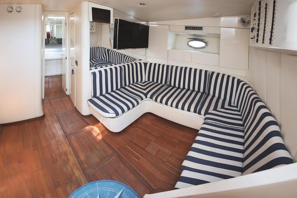 una sala d'estar amb un sofà de ratlles en una autocaravana