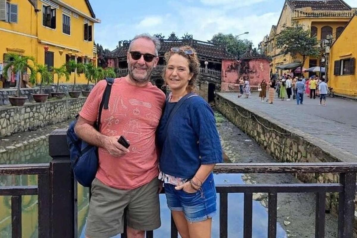un uomo e una donna in piedi accanto a una recinzione