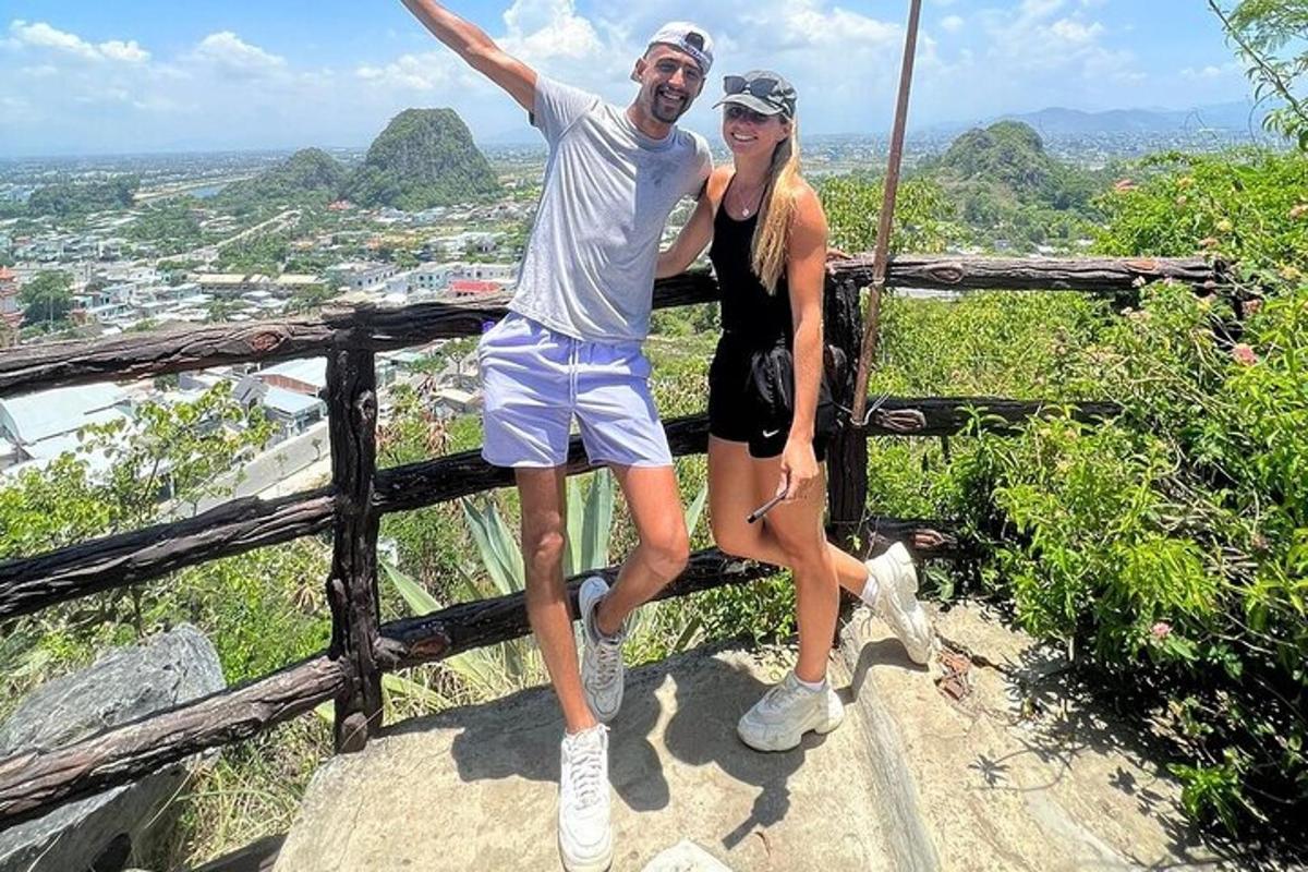 un uomo e una donna in piedi sulla cima di una montagna