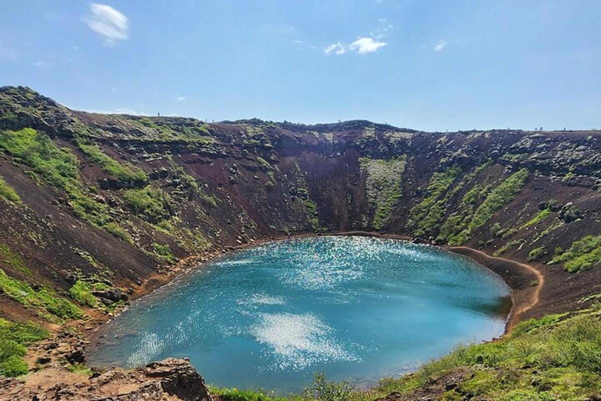 uma grande piscina azul de água em um cânion