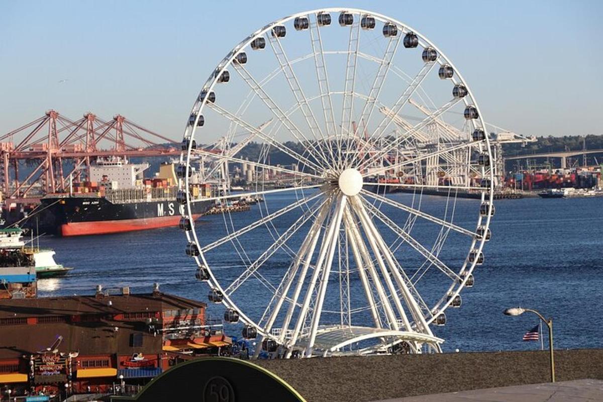 stórt parísarhjól í höfn með skipi