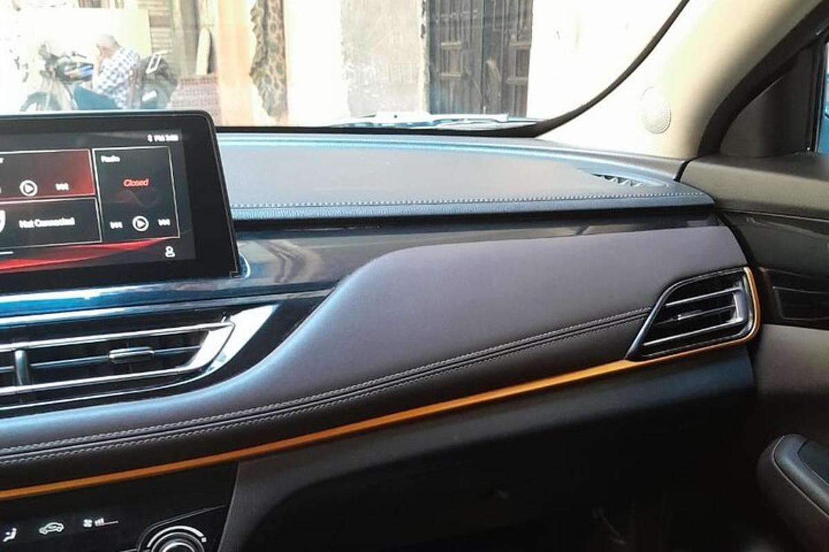 جهاز لوحي في لوحة قيادة السيارة