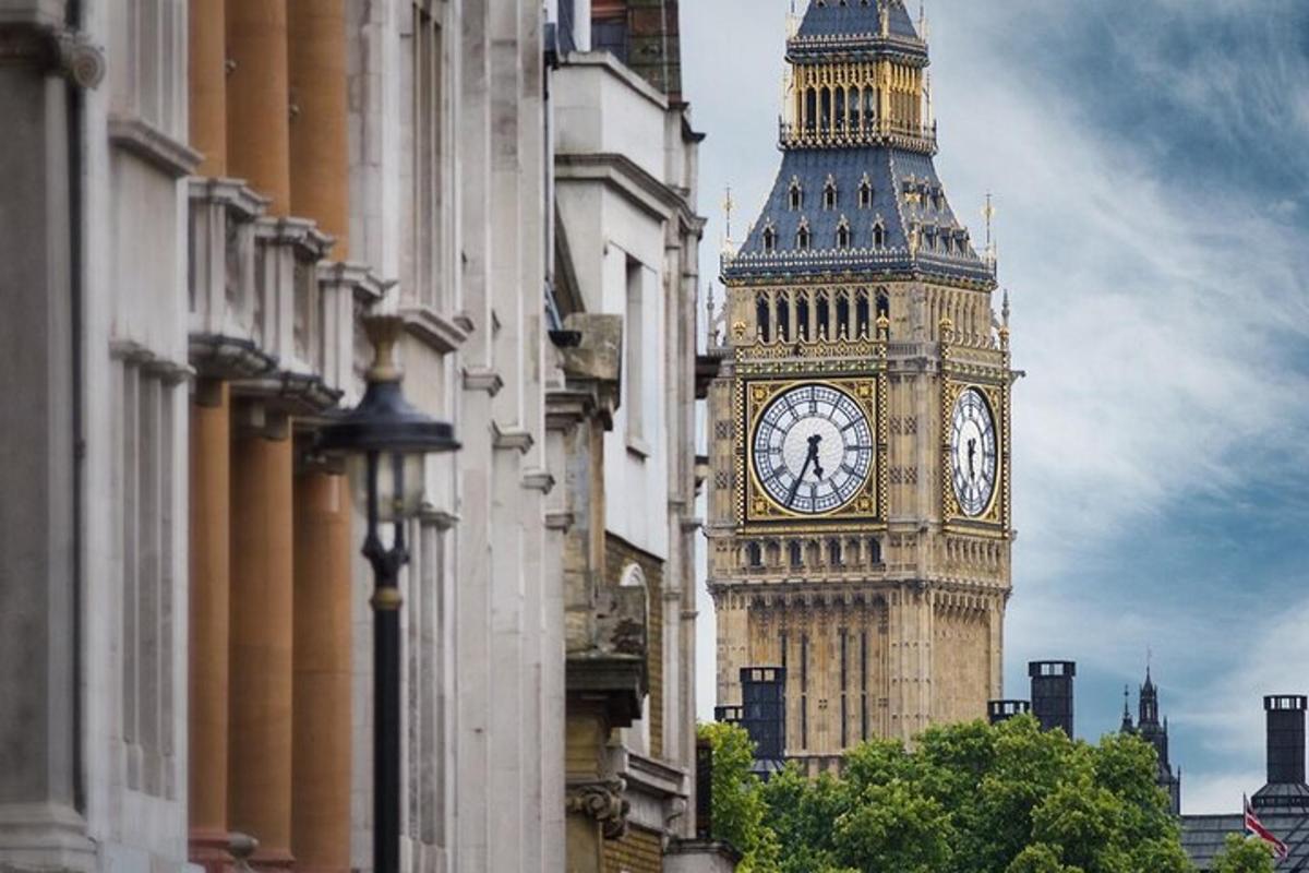 menara jam yang tinggi dengan big ben di bandar