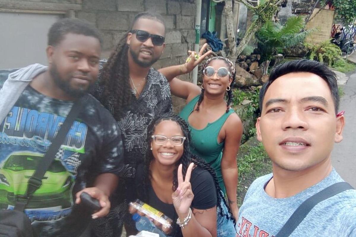 un grup de persones posant per a una foto