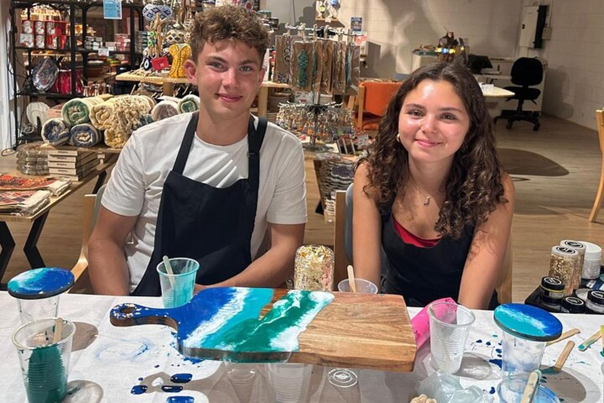 um homem e uma mulher sentados à mesa com um bolo