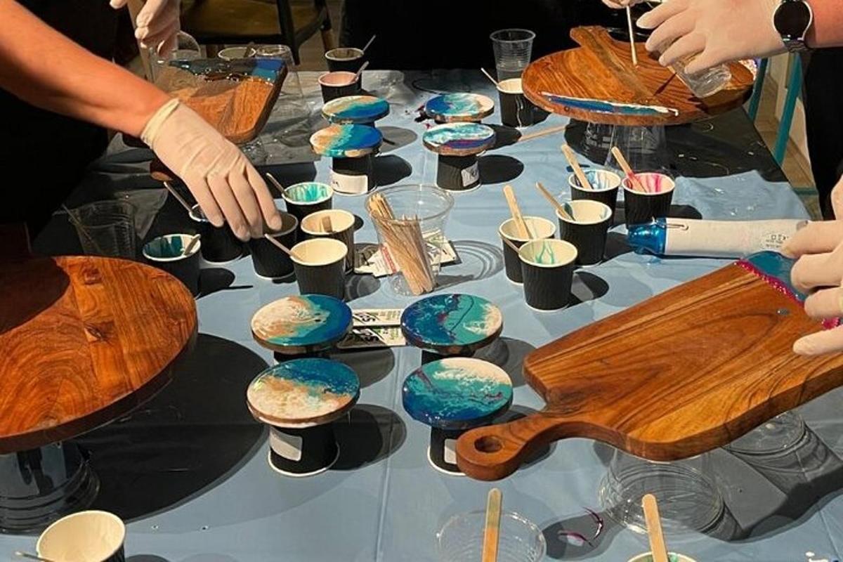 uma mesa coberta com tigelas coloridas e utensílios de madeira