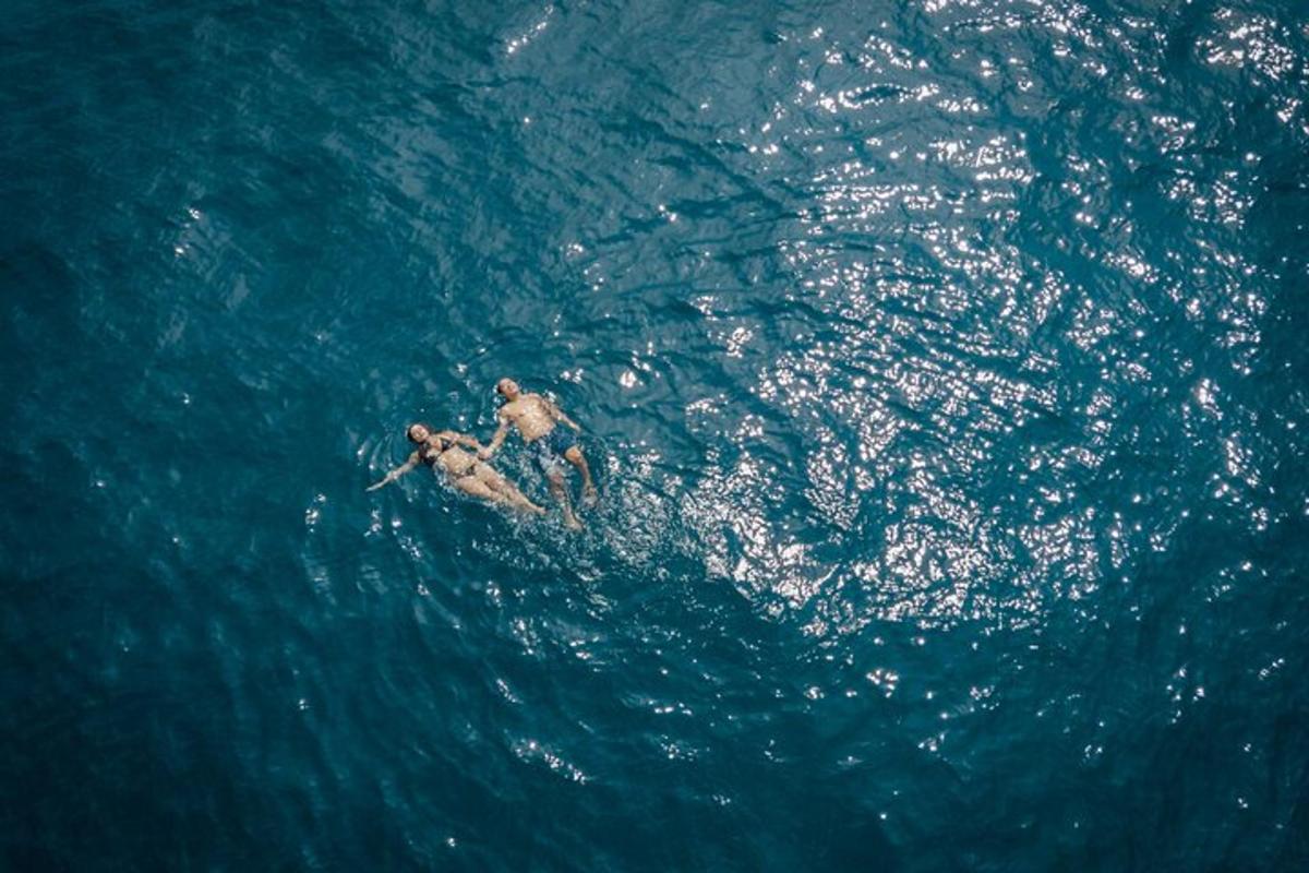 dua orang berenang di dalam air di lautan