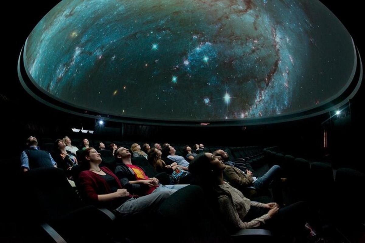 una multitud de gent asseguda en un cinema