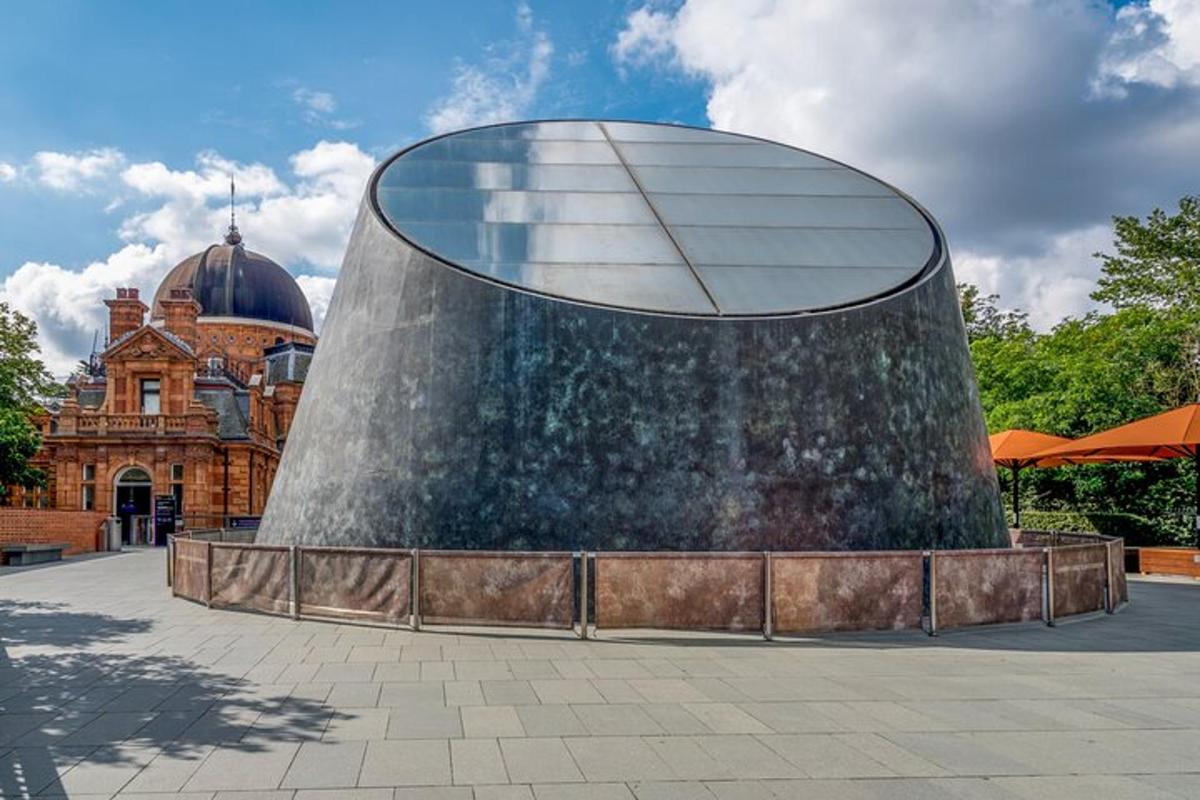 una gran escultura davant d'un edifici