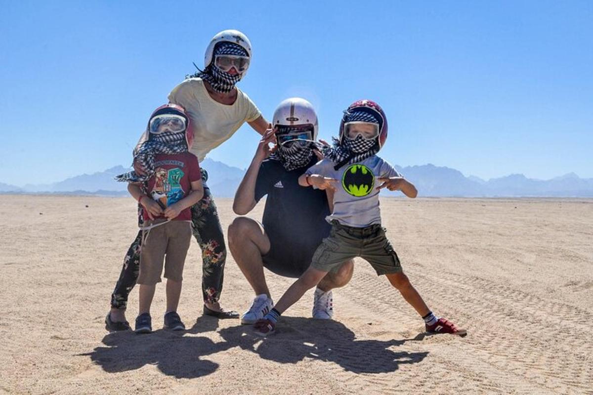 Un grupo de tres personas de pie en el desierto.