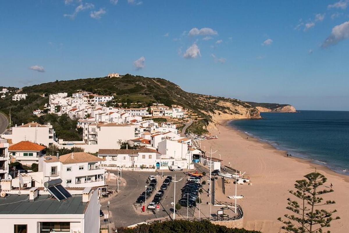 una vista di una spiaggia con edifici bianchi e l'oceano