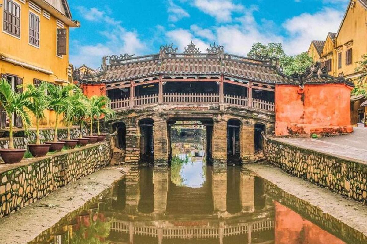 một tòa nhà cũ bên cạnh một kênh đào trong thành phố