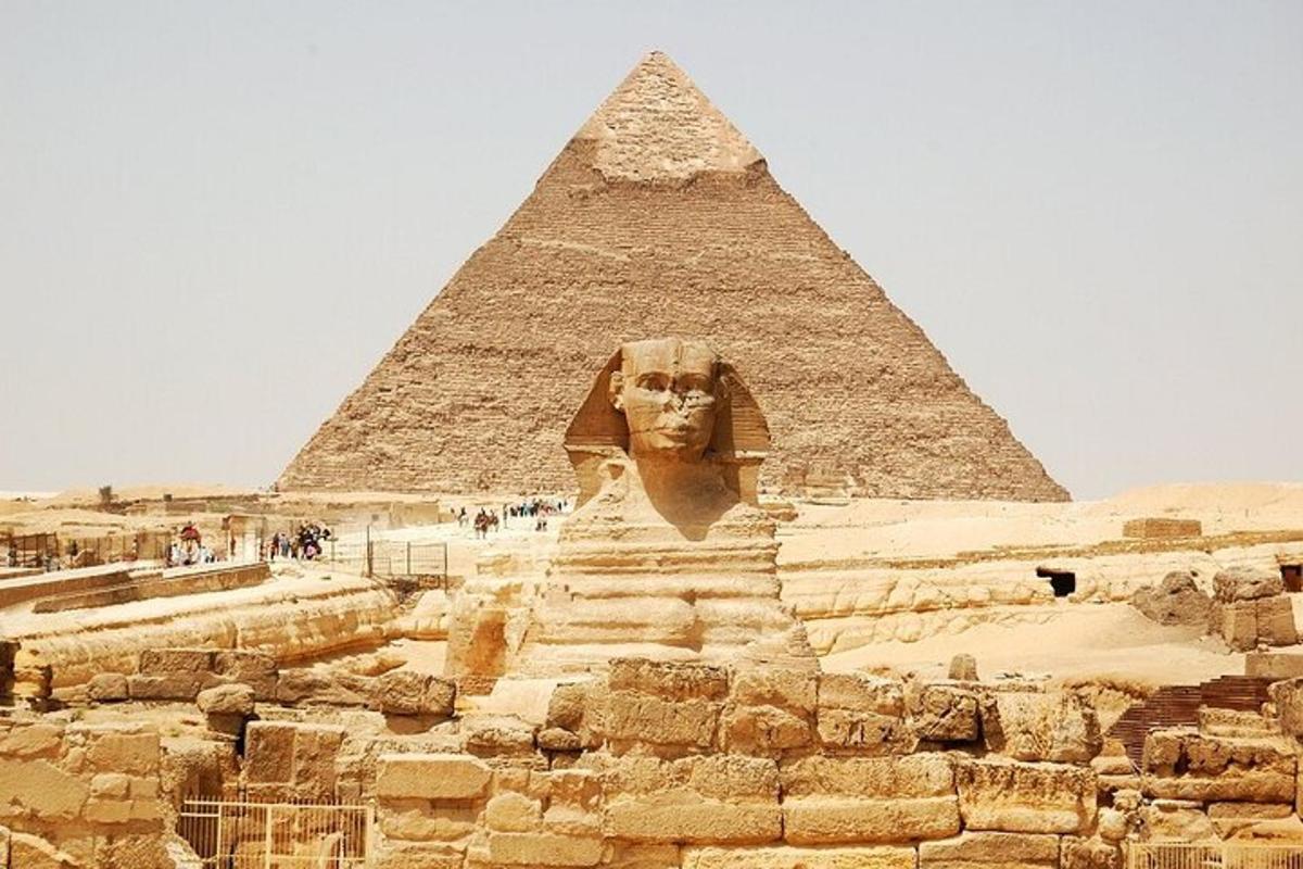 una statua di fronte alla piramide