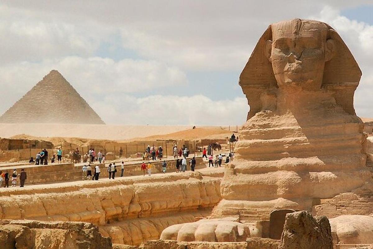 skupina lidí procházejících se kolem pyramid