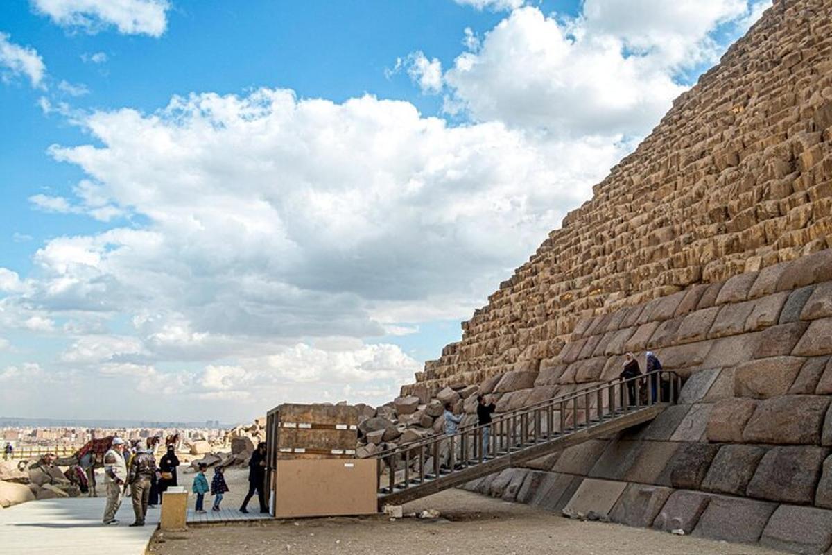 skupina lidí stoupajících po schodech v pyramidě