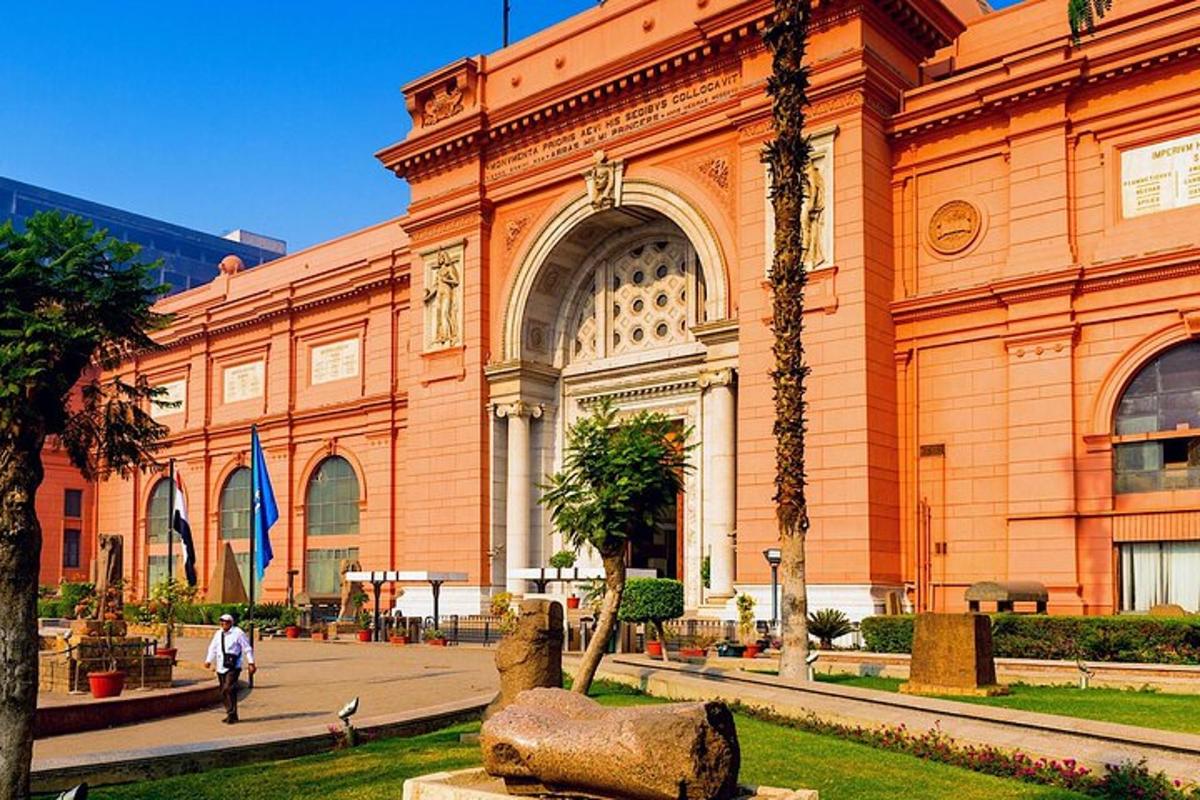 un grande edificio con una statua di fronte