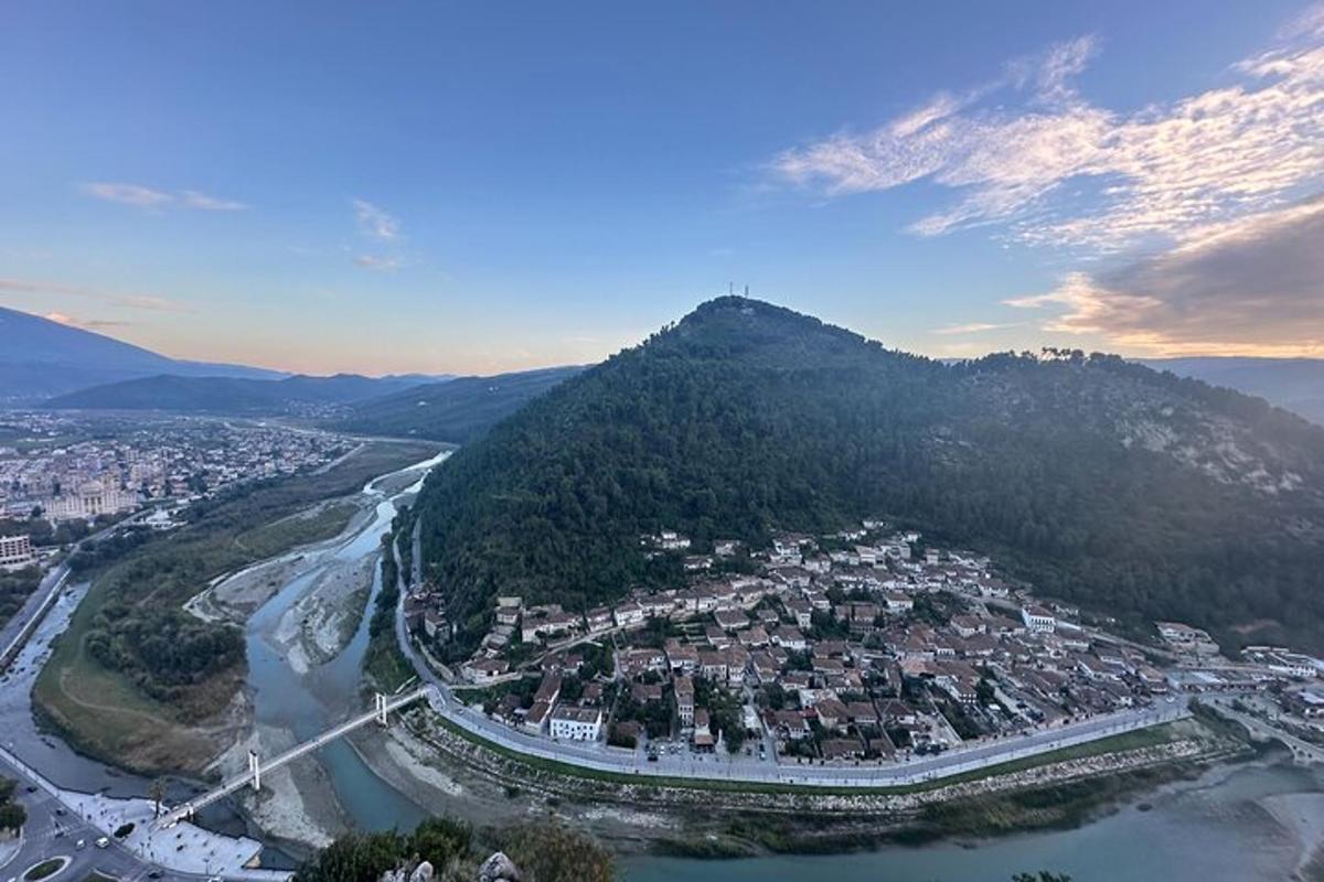 μια εναέρια άποψη μιας πόλης δίπλα σε ένα ποτάμι