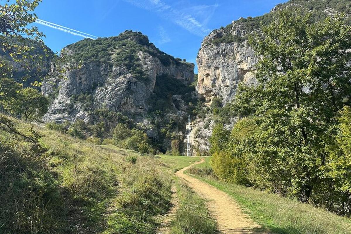 ένας χωματόδρομος σε ένα φαράγγι με βουνά στο φόντο