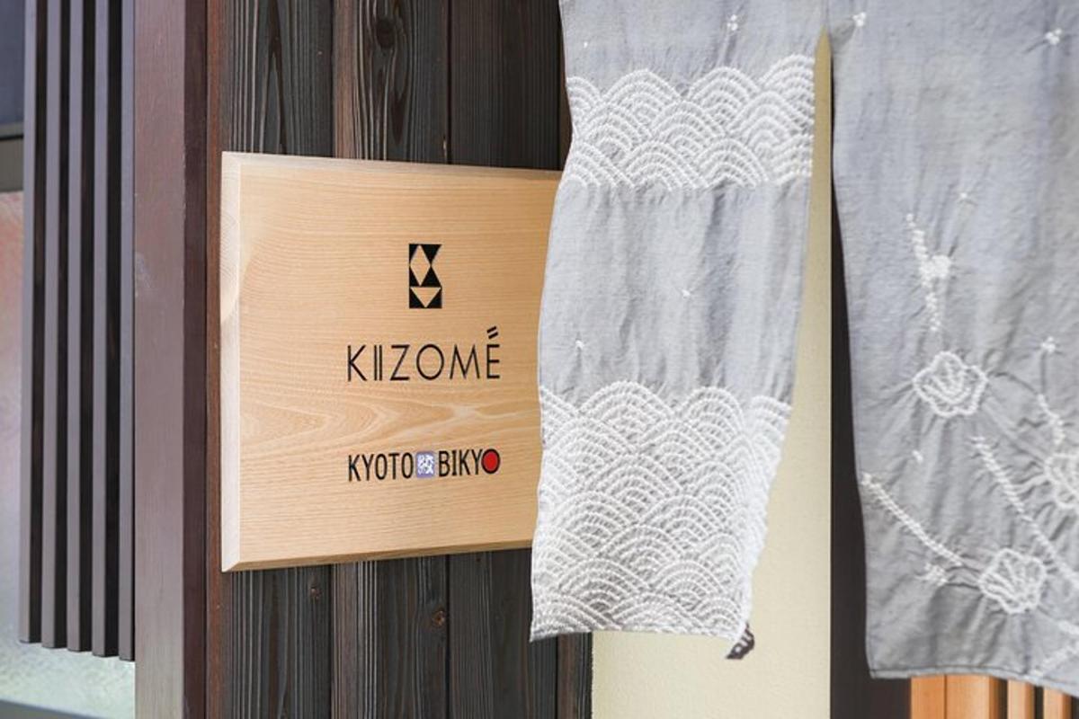 un cartello per un negozio di kimono su un muro