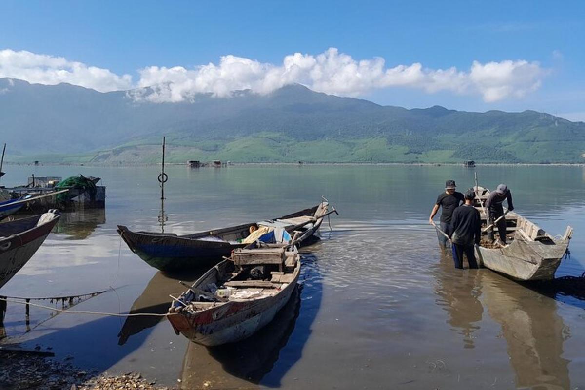 un gruppo di persone in piedi su barche in acqua