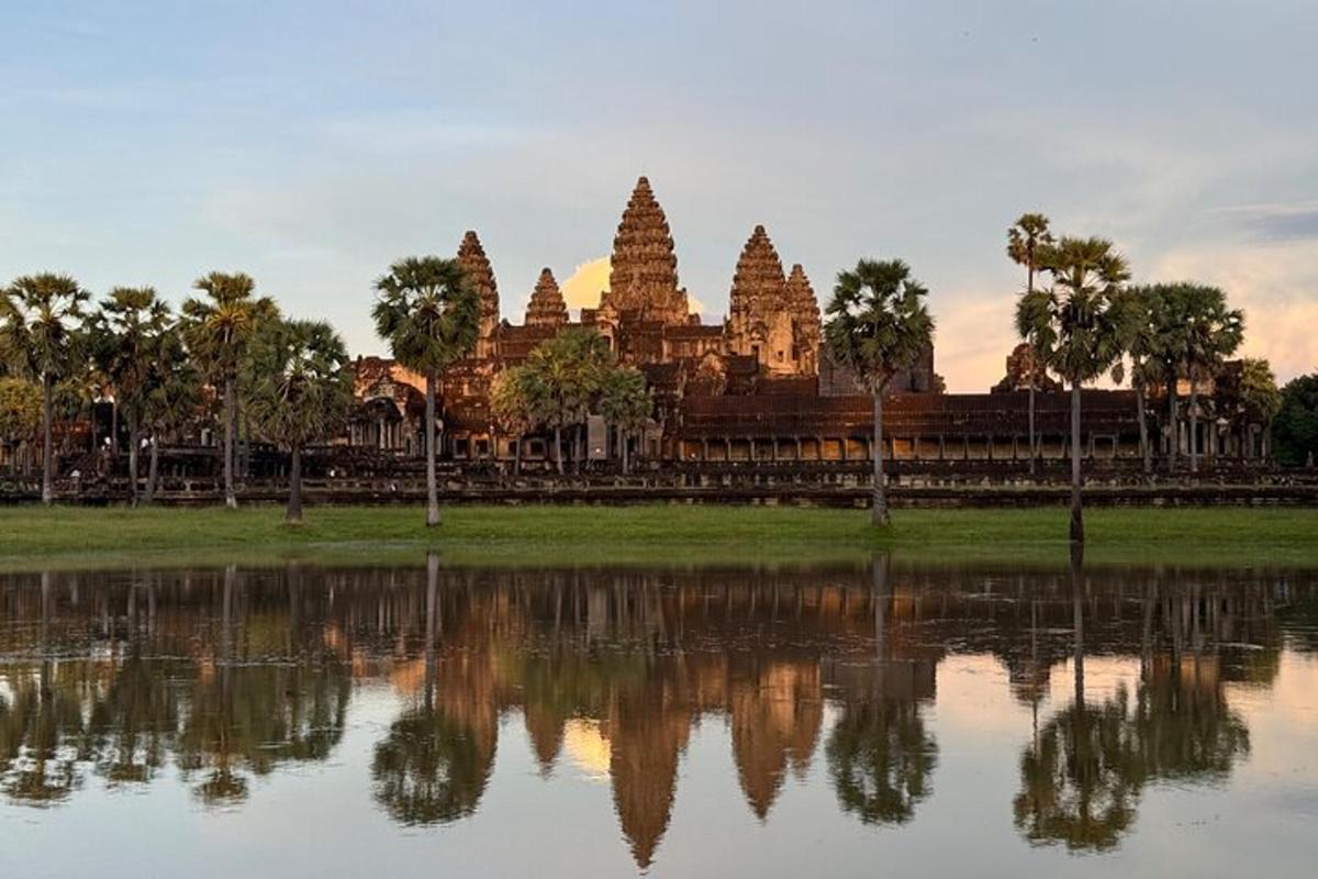 et tempel med speilbildet i en vannmasse