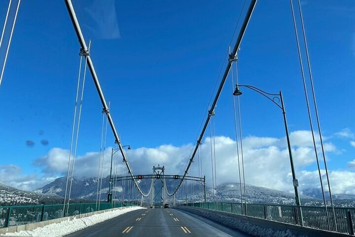 Blick auf eine Brücke mit Schnee auf der Straße