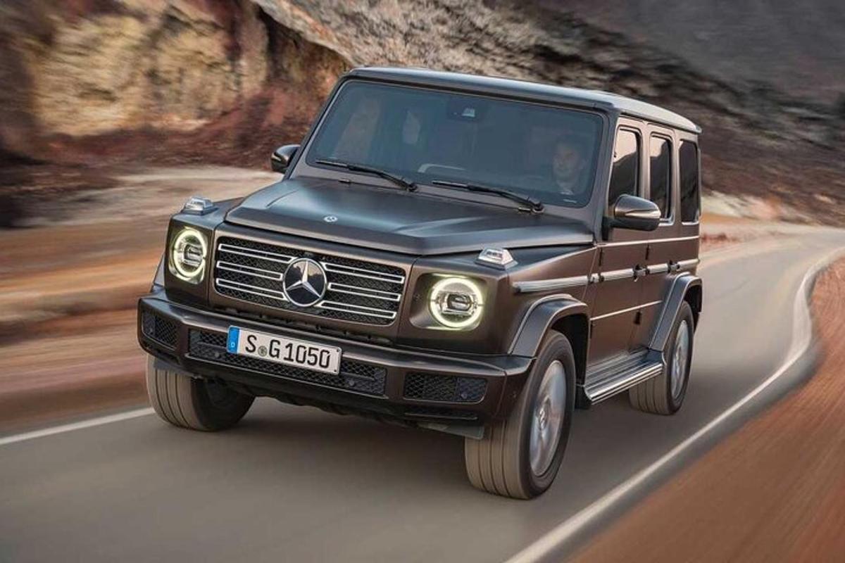 Černý nákladní vůz Mercedes Benz jedoucí po silnici