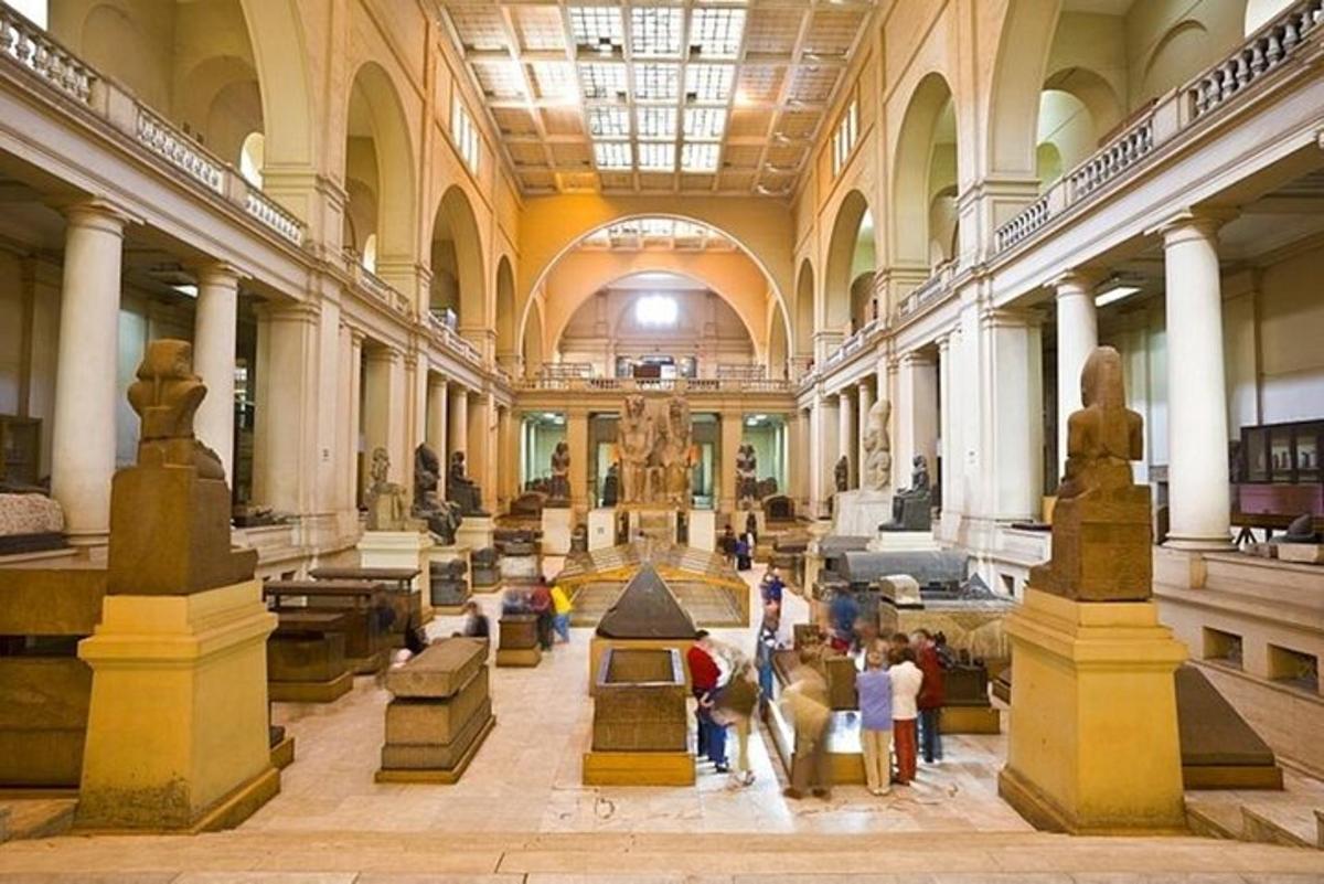 muzeum s lidmi, kteří si prohlížejí sochy v budově