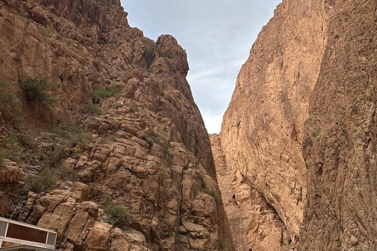 una vista de un cañón en una montaña
