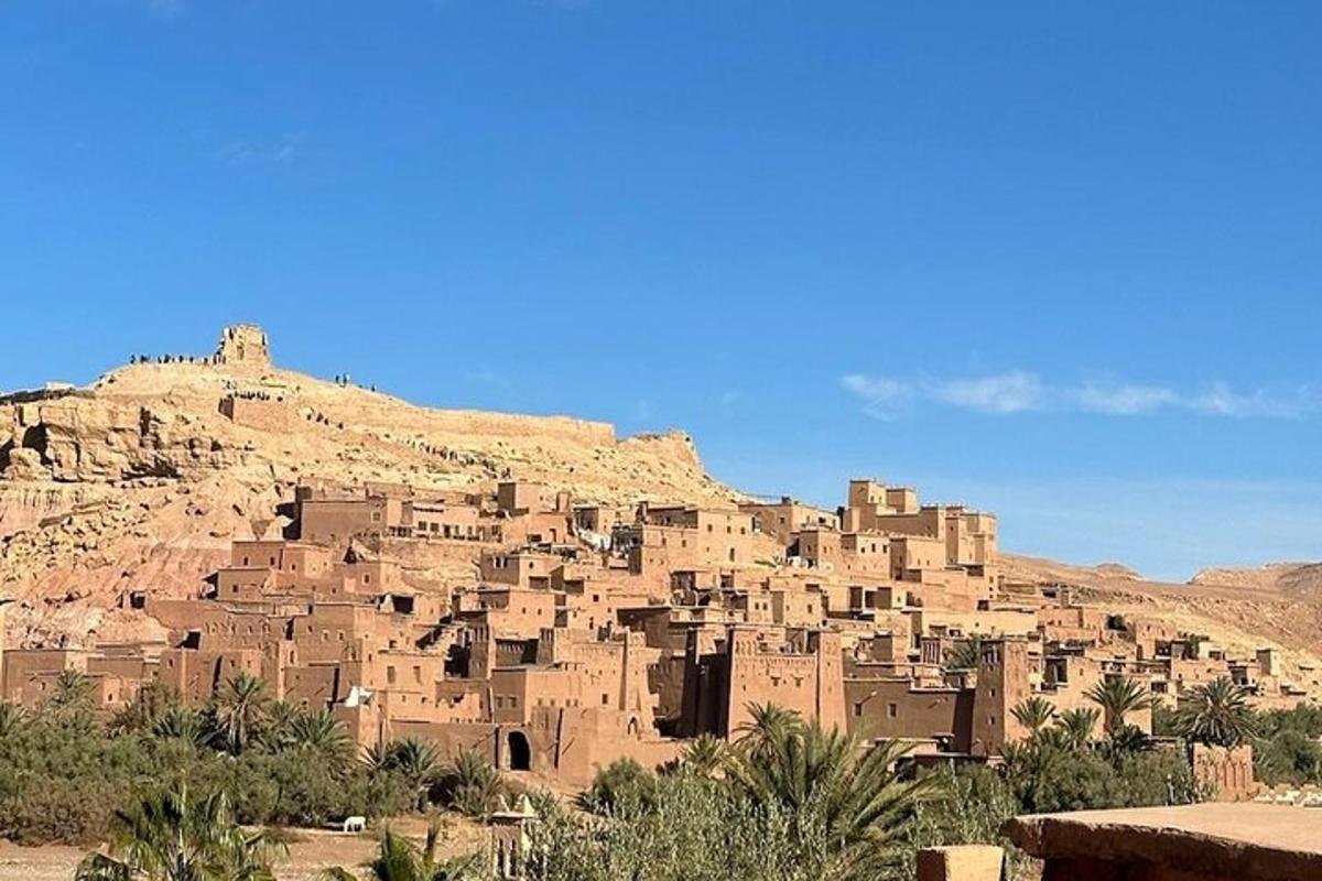 un pueblo en la ladera de una montaña