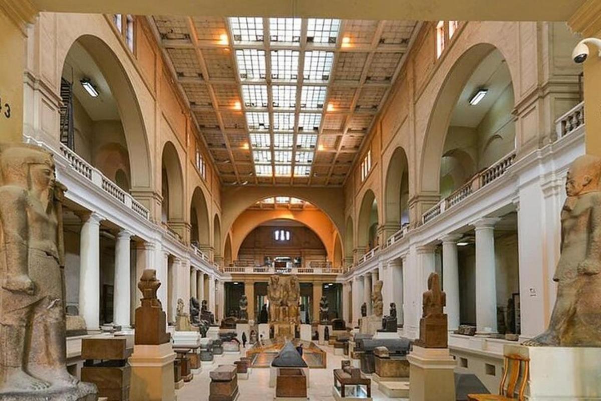muzeum se sochami uprostřed místnosti