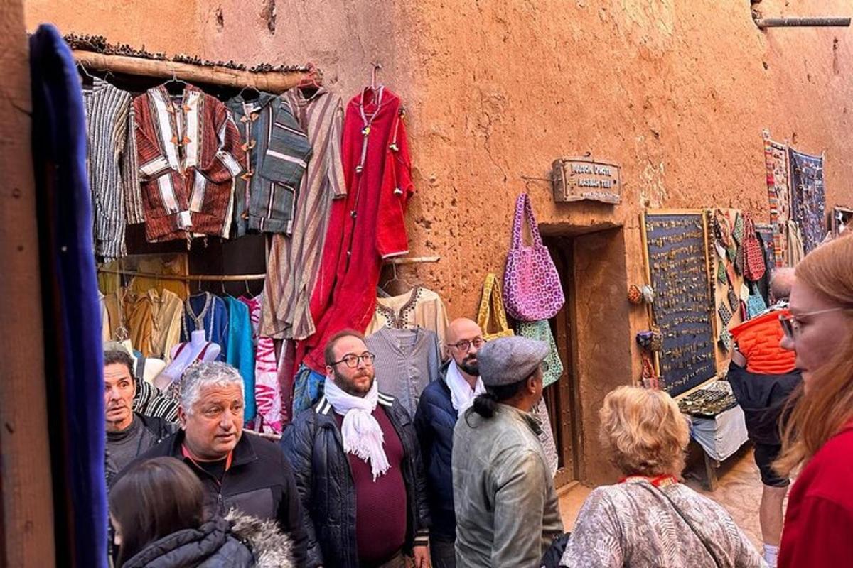 Un grupo de personas de pie en una tienda de ropa.