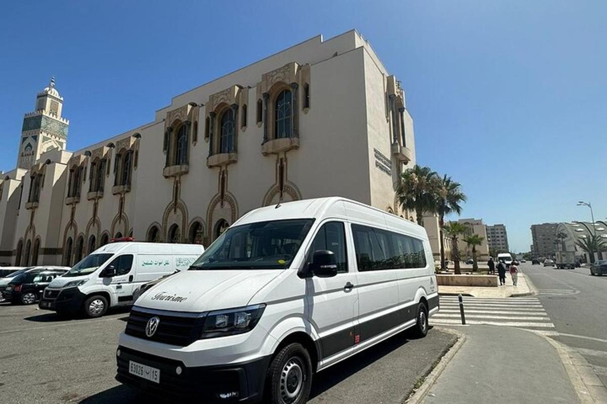 Una camioneta blanca estacionada frente a un edificio
