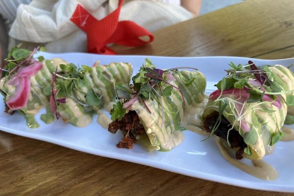 Dos sándwiches en un plato sobre una mesa.