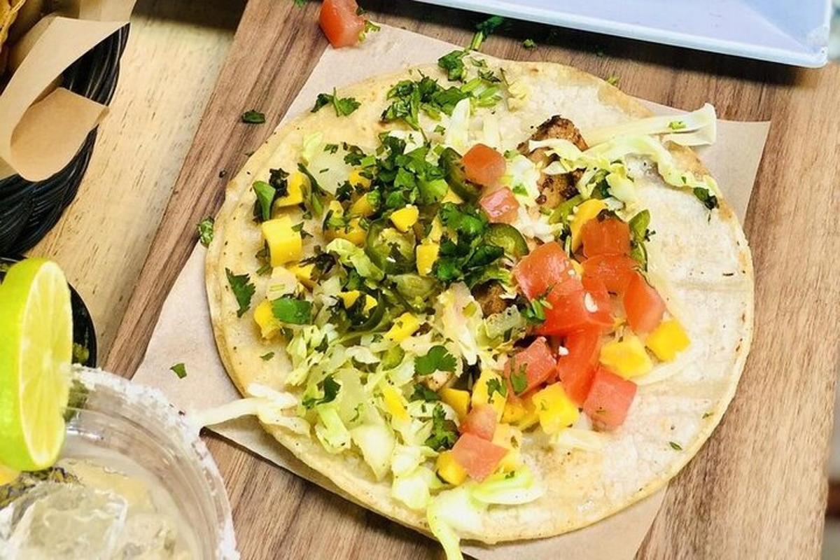 puust laual köögiviljadega tortillapizza