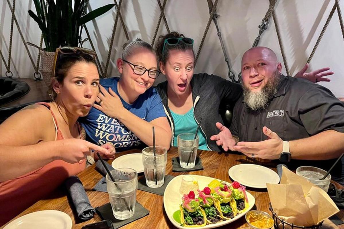 un grupo de personas sentadas en una mesa con un plato de comida