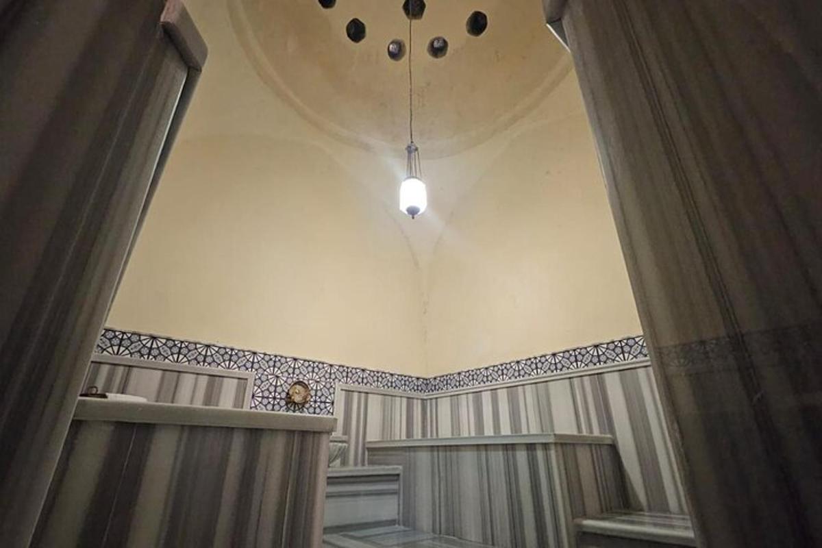 un bagno con tende e un soffitto con una luce