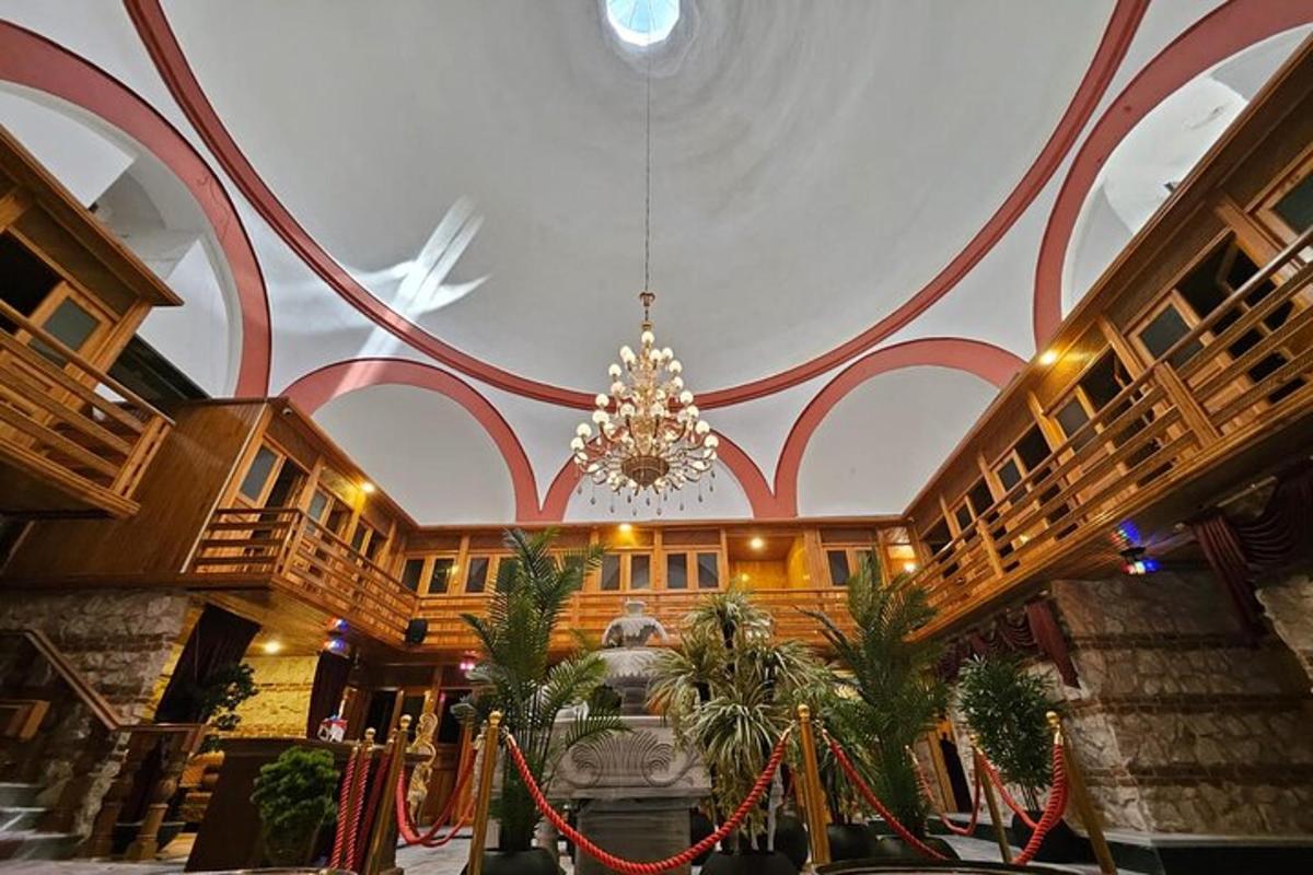 una grande hall con un lampadario in un edificio
