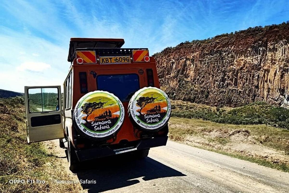 avtobus, ki se pelje po cesti v puščavi