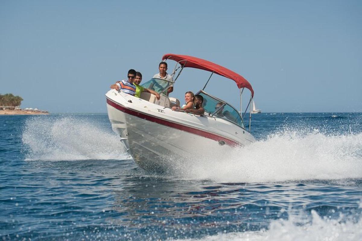 un gruppo di persone a bordo di una barca in acqua