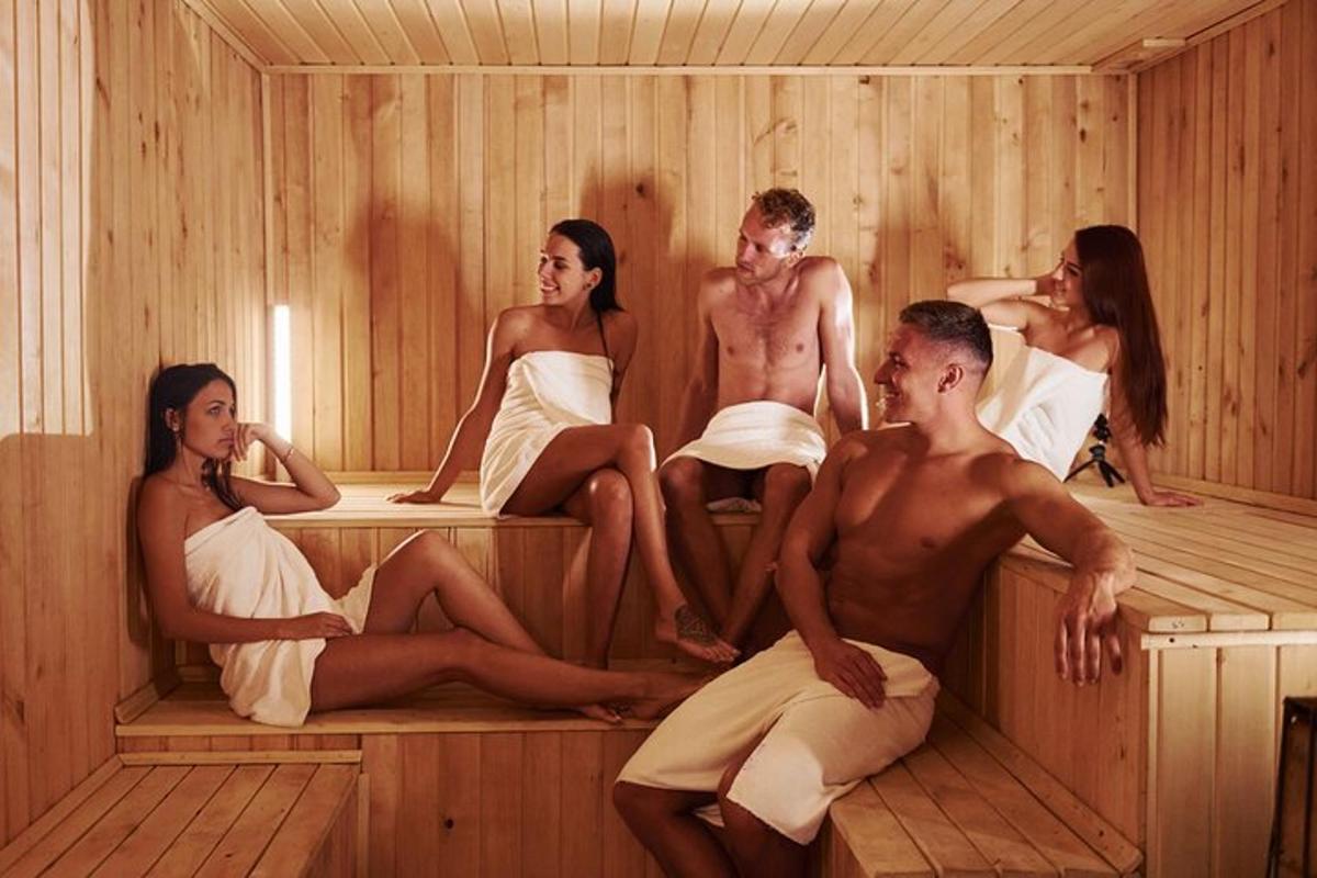 un grupo de personas sentadas en una sauna