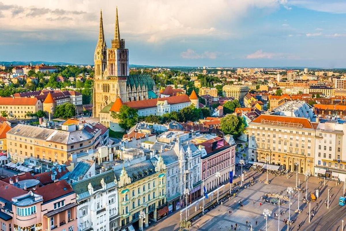 uma vista aérea de uma cidade com uma igreja