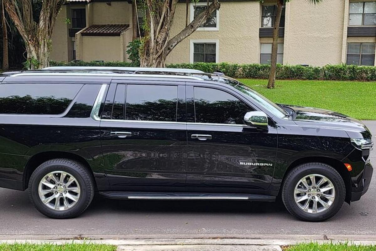 Una camioneta negra estacionada en un estacionamiento