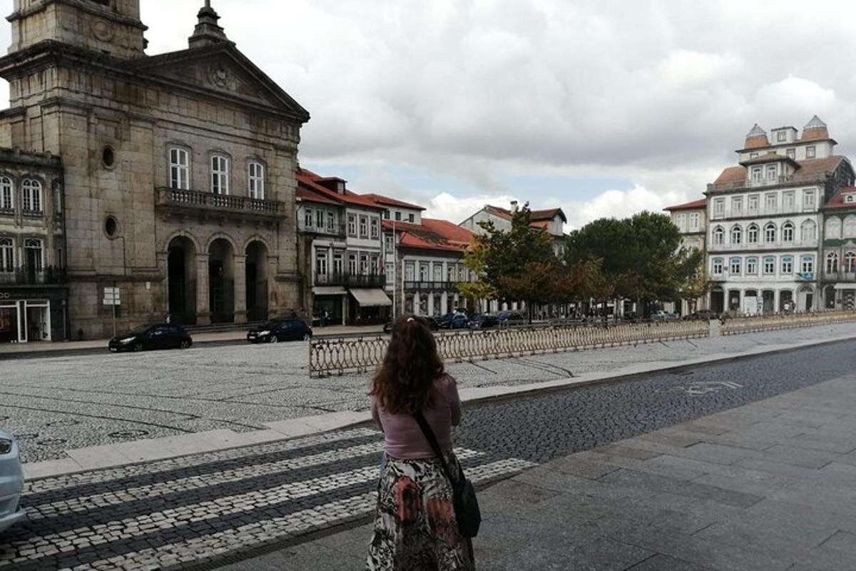 eine Frau geht eine Stadtstraße entlang