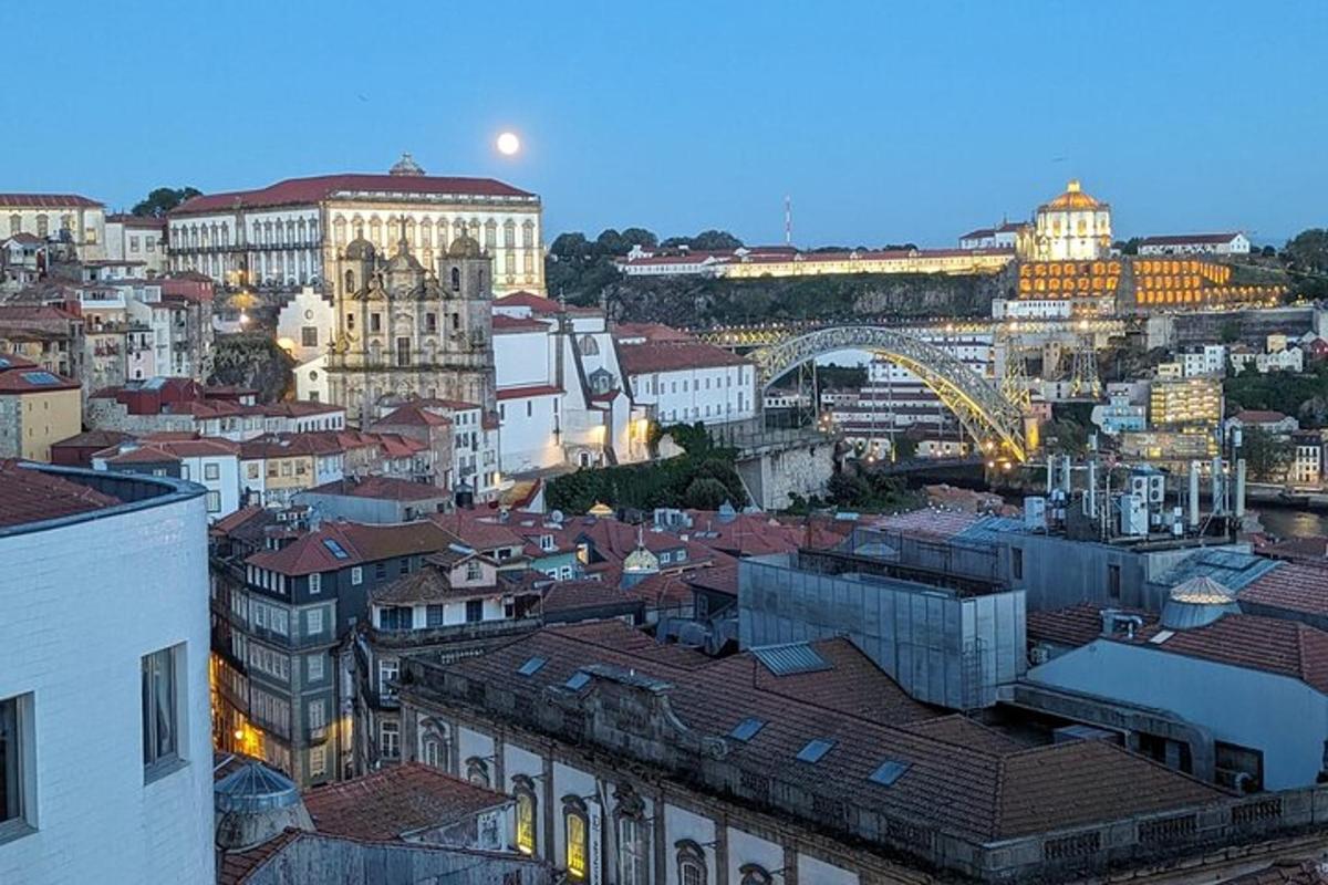 una vista di una città di notte